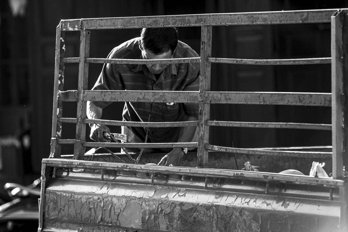 Trabajador fabricando una estructura tubular metálica para camión