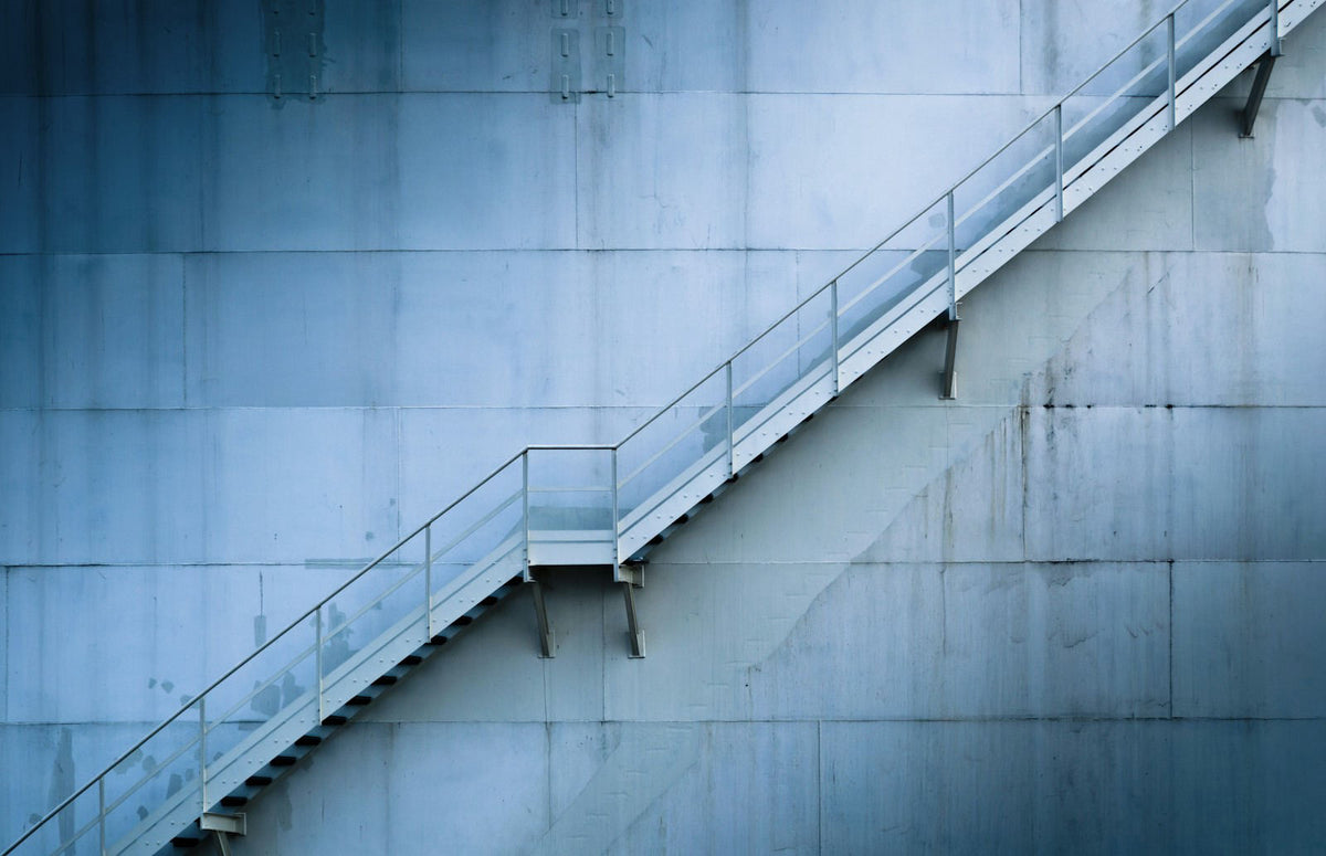 Escalera metálica industrial con baranda