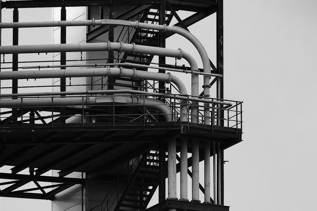 Estructura metálica industrial con plataforma y escaleras