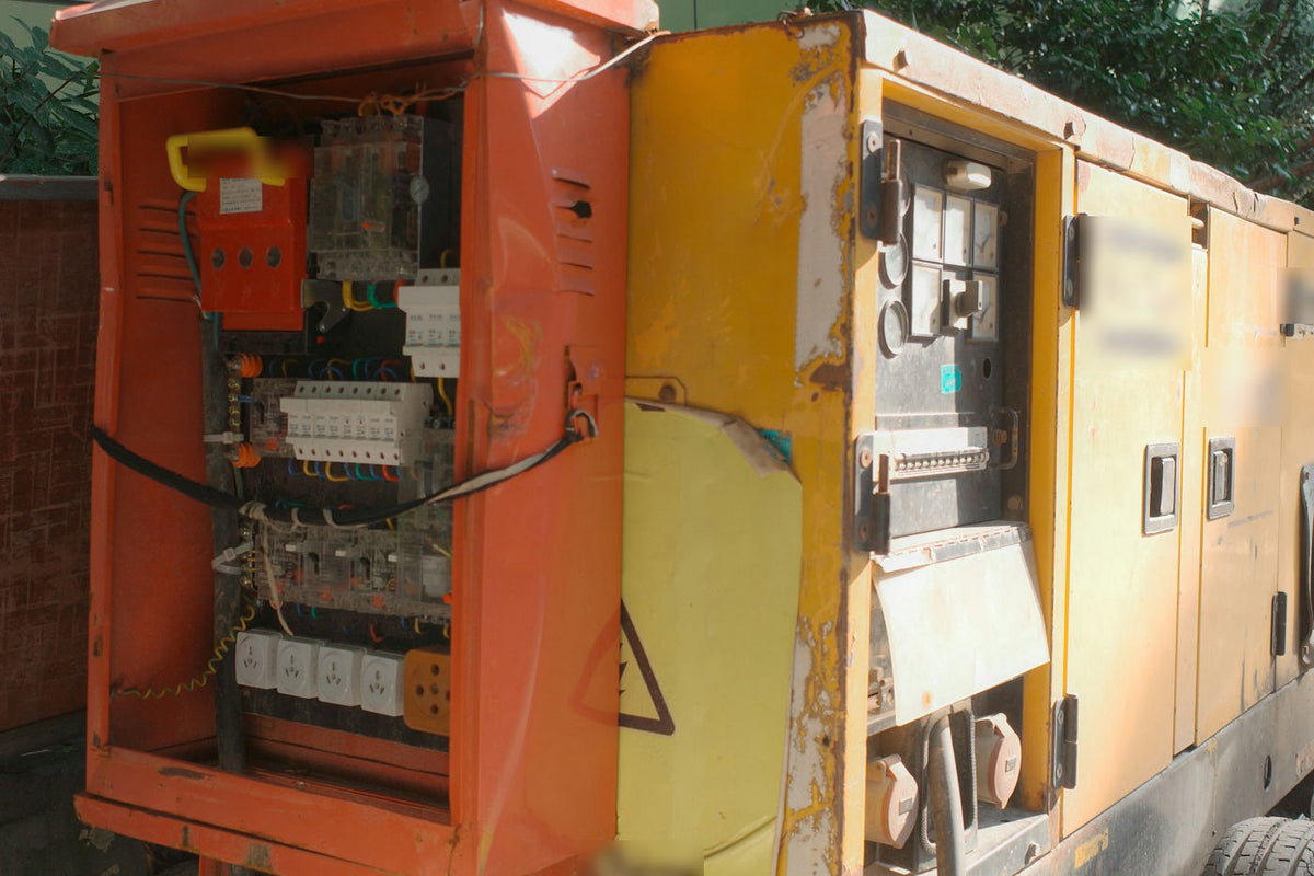 Equipo industrial con cubierta metálica de protección