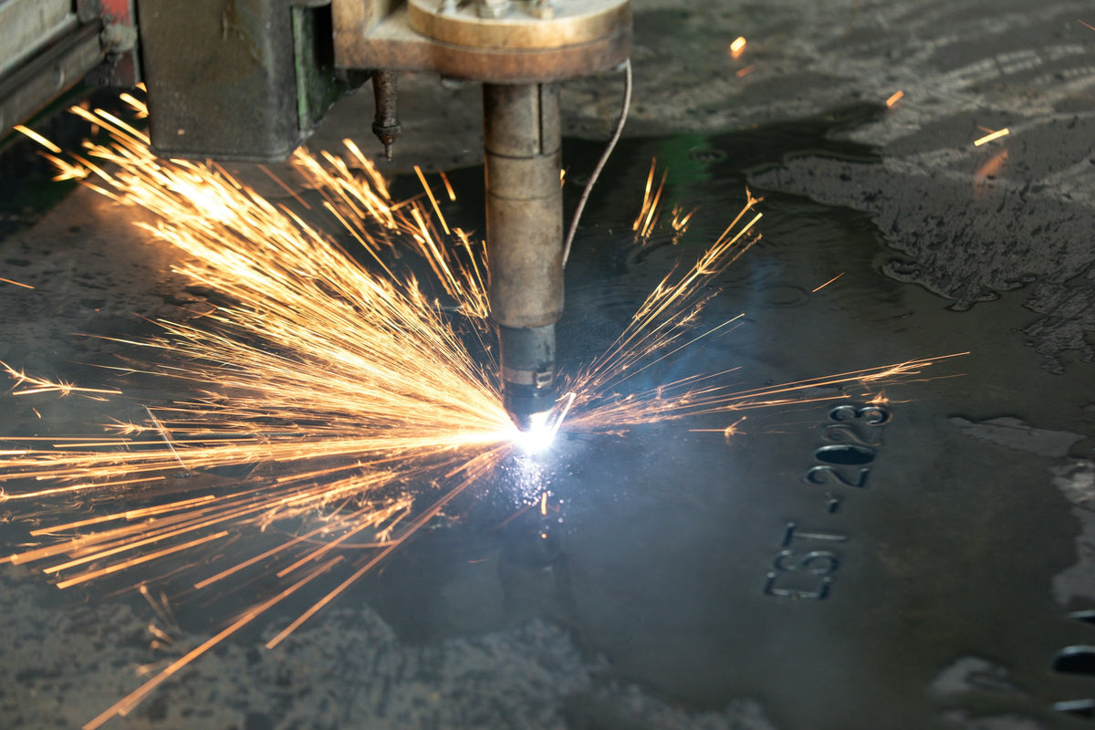 Corte CNC plasma de una plancha de acero con chispas