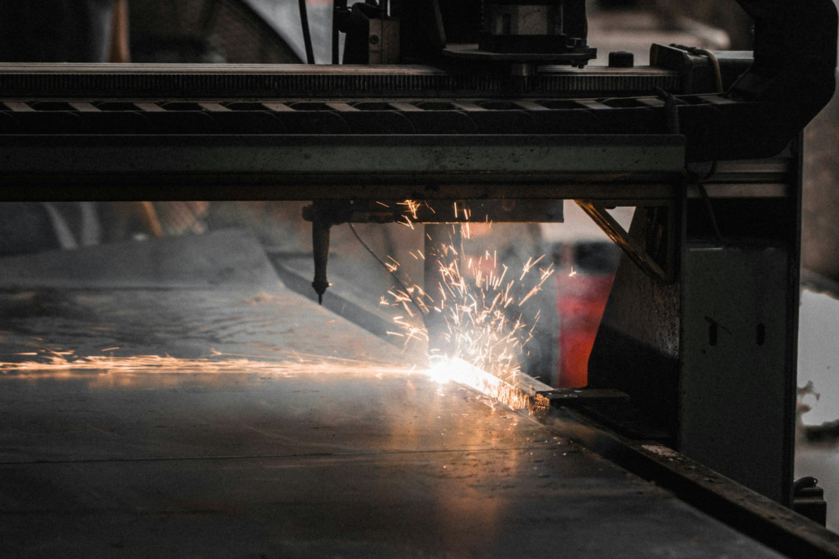 Máquina CNC cortando una plancha de acero
